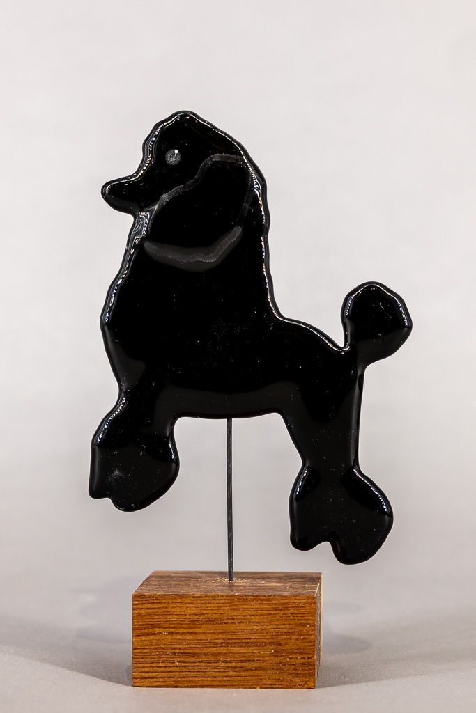 Glasfigur, Hund, Sort puddel, kigger mod venstre, på træfod Glasfigur, Hund, Sort puddel, kigger mod venstre, på træfod