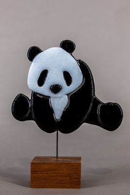 Glasfigur, Panda, på træfod Glasfigur, Panda, på træfod
