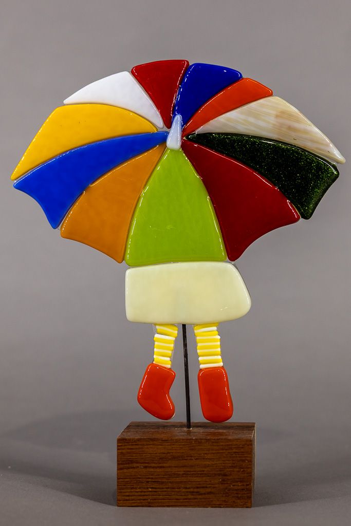 Glasfigur, Paraply pige, med gule stribede strømper, orange støvler, på træfod Glasfigur, Paraply pige, med gule stribede strømper, orange støvler, på træfod