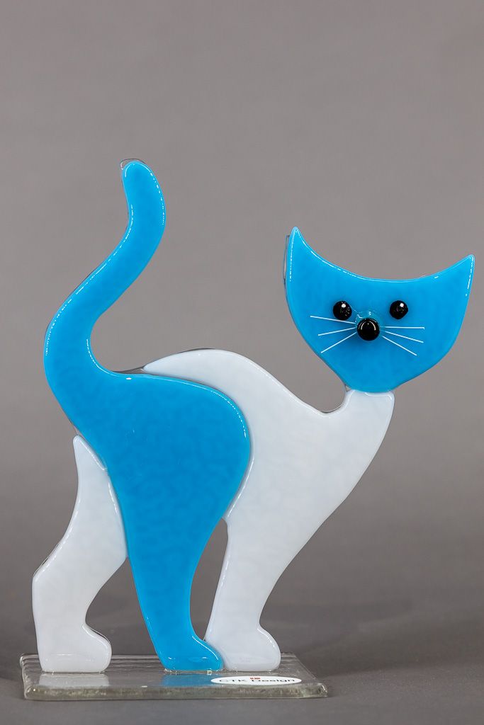 Glasfigur, kat, turkis, hvid,går mod højre, på glasfod