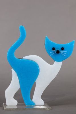 Glasfigur, kat, turkis, hvid,går mod højre, på glasfod Glasfigur, kat, turkis, hvid,går mod højre, på glasfod