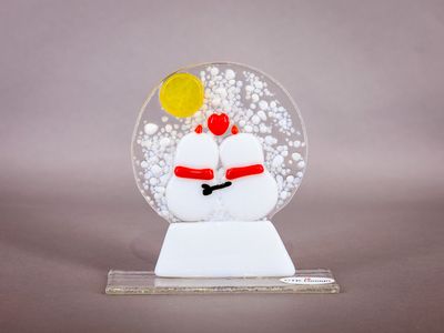 Glasfigur, snekugle, 2 snemænd kigger på månen, på glasfod To hvide snemænd kysser under et rødt hjerte i et rundt snefyldt glasmotiv.