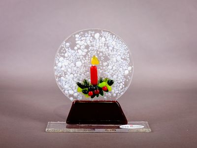Glasfigur, snekugle, juledekoration, på glasfod Rund juledekoration i glas med rødt lys, grønne blade, røde bær og sne.