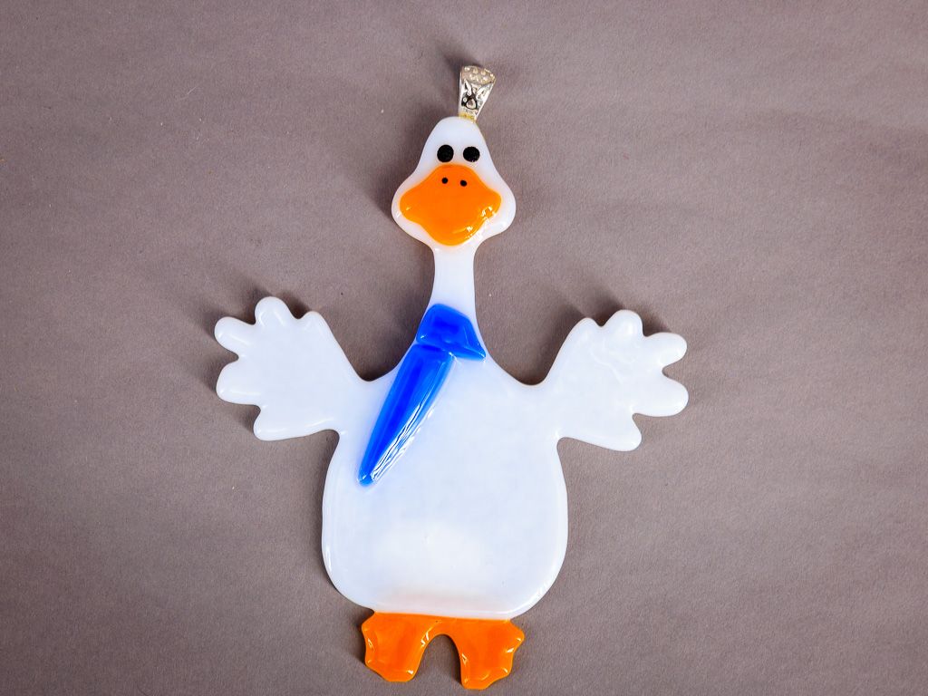 Glasfigur, Gås med turkis halstørklæde, til venstre, til ophæng Hvid glasgås med orange næb og klart blåt tørklæde.