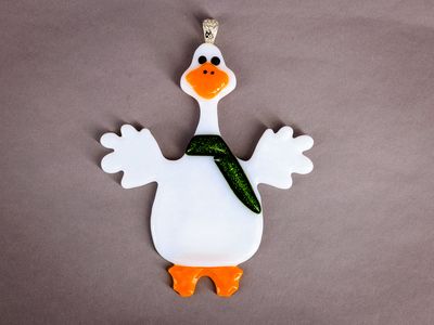 Hvid håndlavet glasgås med orange næb og glitrende grønt tørklæde