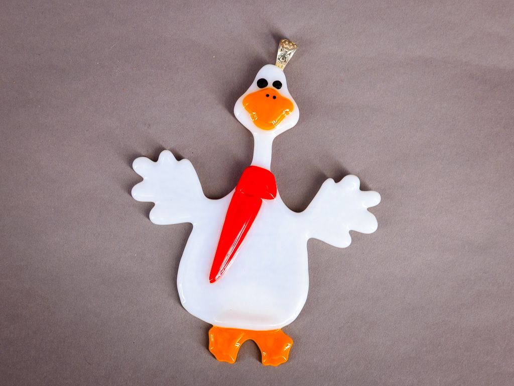Glasfigur, Gås med rødt halstørklæde, til venstre, til ophæng Hvid håndlavet glasgås med orange fødder og langt rødt tørklæde.
