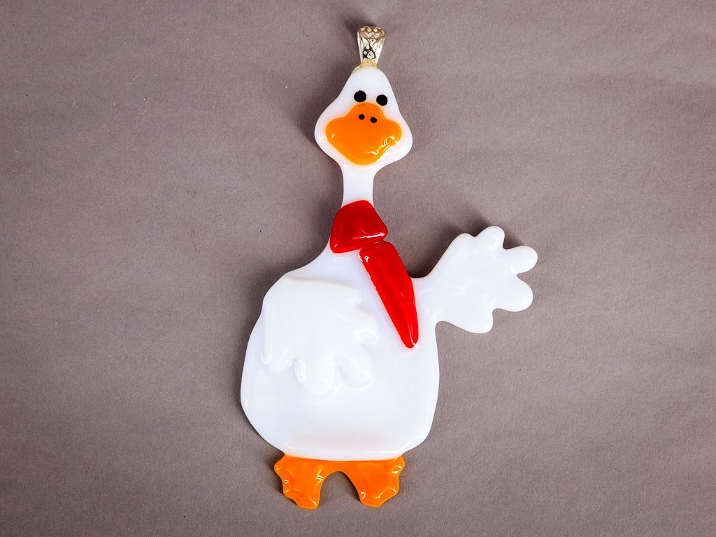 Glasfigur, Gås med rødt halstørklæde, til højre, til ophæng Hvid glasgås med orange næb og rødt tørklæde.