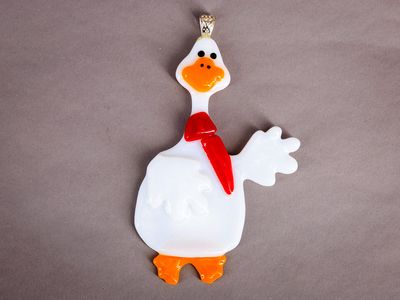 Glasfigur, Gås med rødt halstørklæde, til højre, til ophæng Hvid glasgås med orange næb og rødt tørklæde.