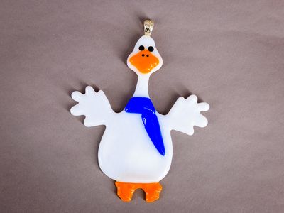 Hvid glasgås med orange næb og mørkeblåt tørklæde.