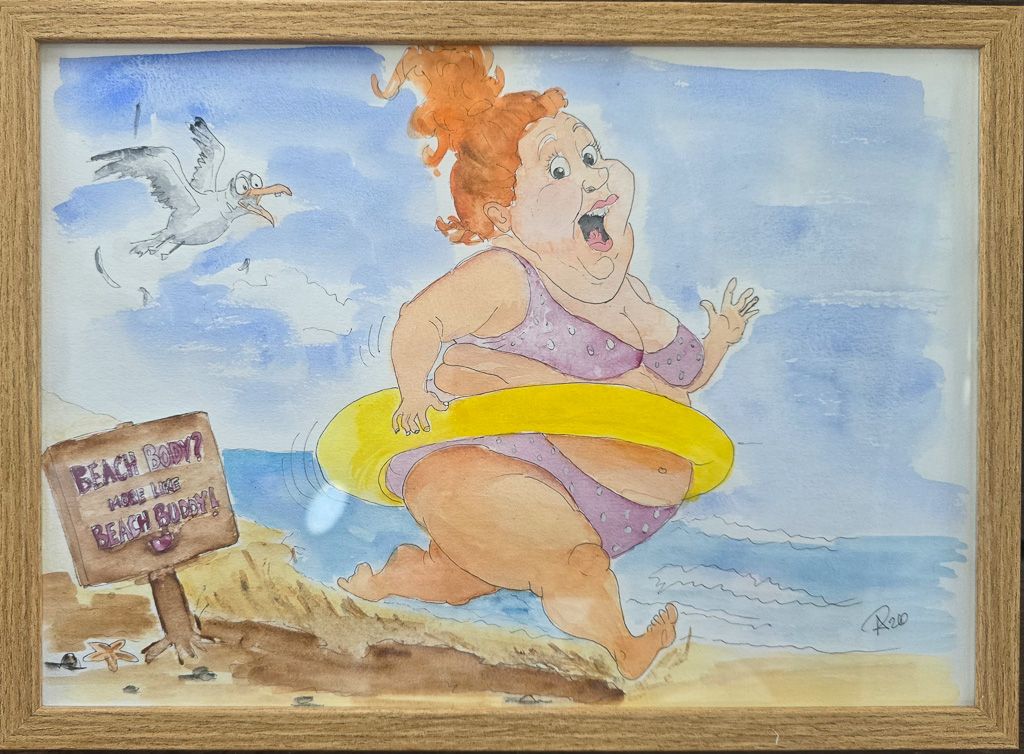 Maleri, Anne-Mette, Akvarel, Beach Body Humoristisk akvarel af en glad kvinde i lilla bikini med gul badering løbende mod havet.