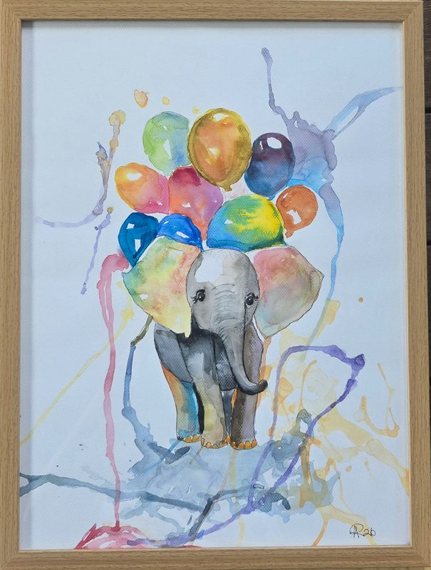 Farverig akvarel af en lille grå elefant med mange kulørte balloner over ryggen og abstrakte farvestænk omkring sig.