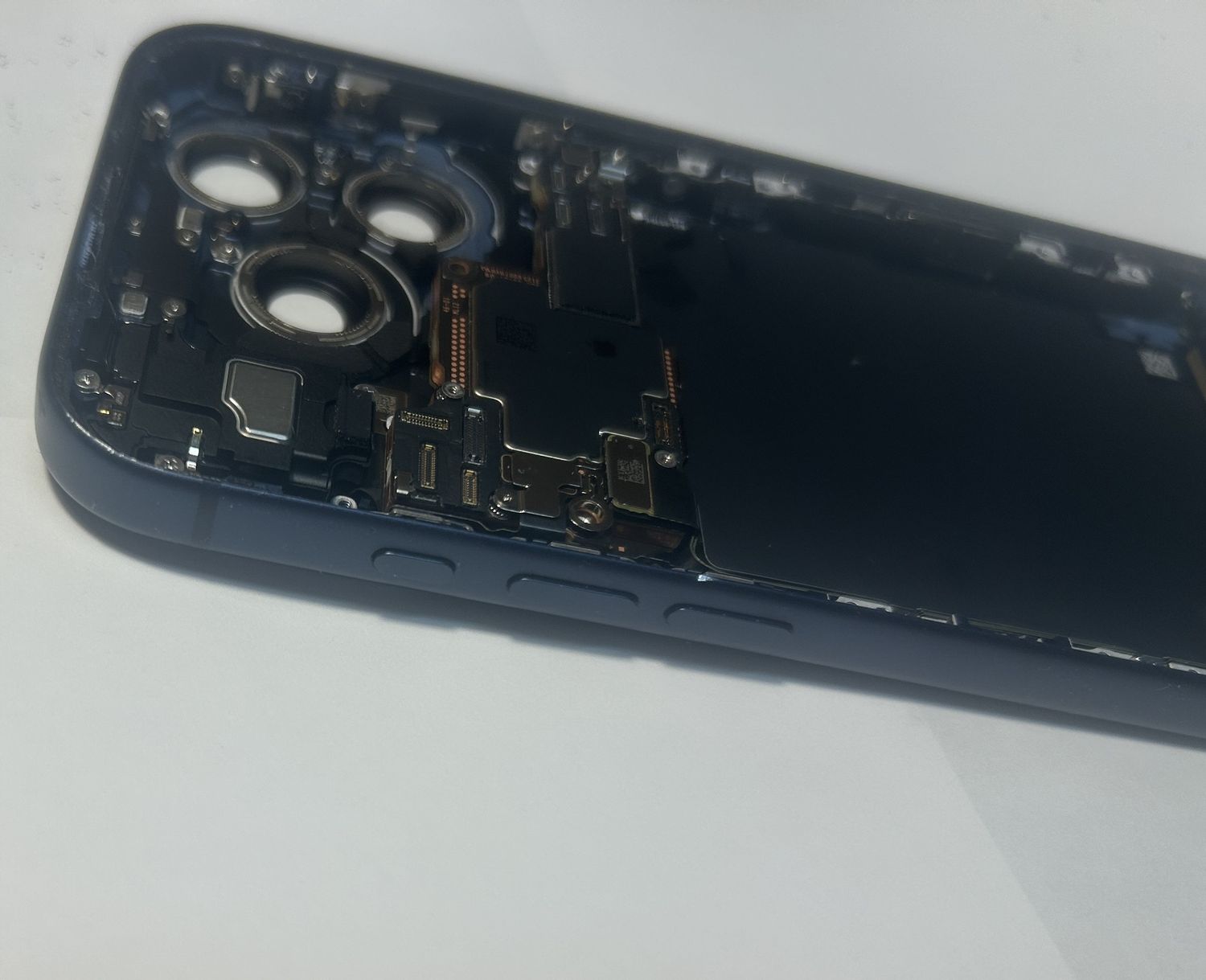 Korpus z taśmami  iPhone 17 Pro Fioletowy