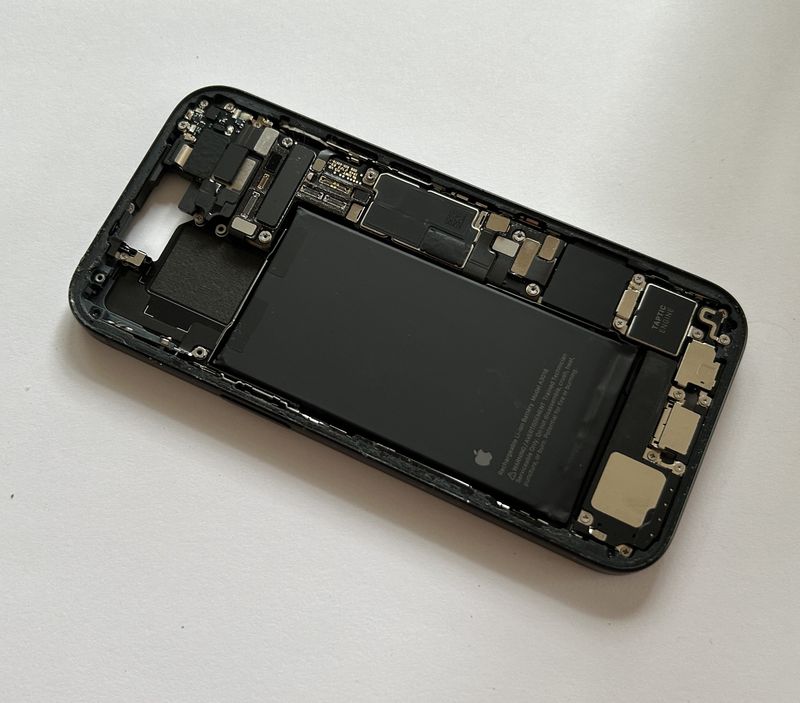 Korpus z taśmami  iPhone 15 Czarny 6/10 demontaż