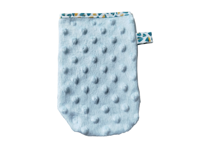 Gant démaquillant à l'eau Minky est la meilleure alternative écologique aux cotons jetables. Démaquille en profondeur mais tout en douceur. Il est conçu pour être utilisé pendant plusieurs années, ce qui en fait un accessoire écologique et économique. Fabrication 100 % Française, Mission zéro déchet et économique car un gant vous fait économiser des centaines de cotons jetables.
Produit de la marque : Maison Alice