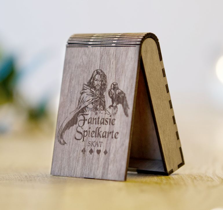Fantasie-Spielkarte SKAT - in Magnetbox aus Holz