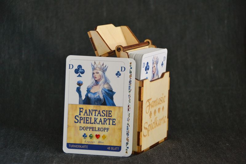 Fantasie-Spielkarte Doppelkopf in der Holzbox