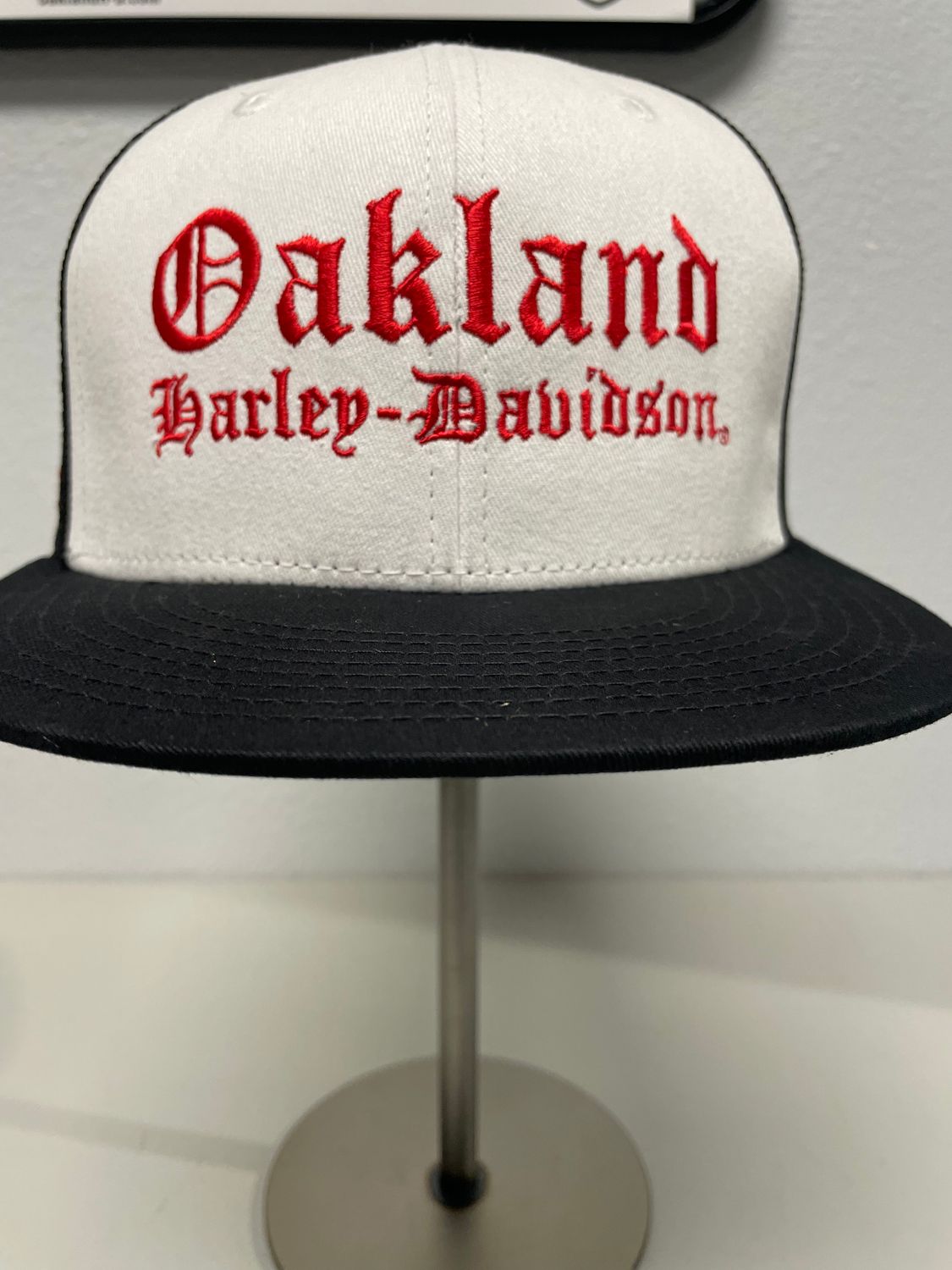 OAKLAND HARLEY-DAVIDSON WHT/RE/BLK GOTHIC TRUCKER CAP