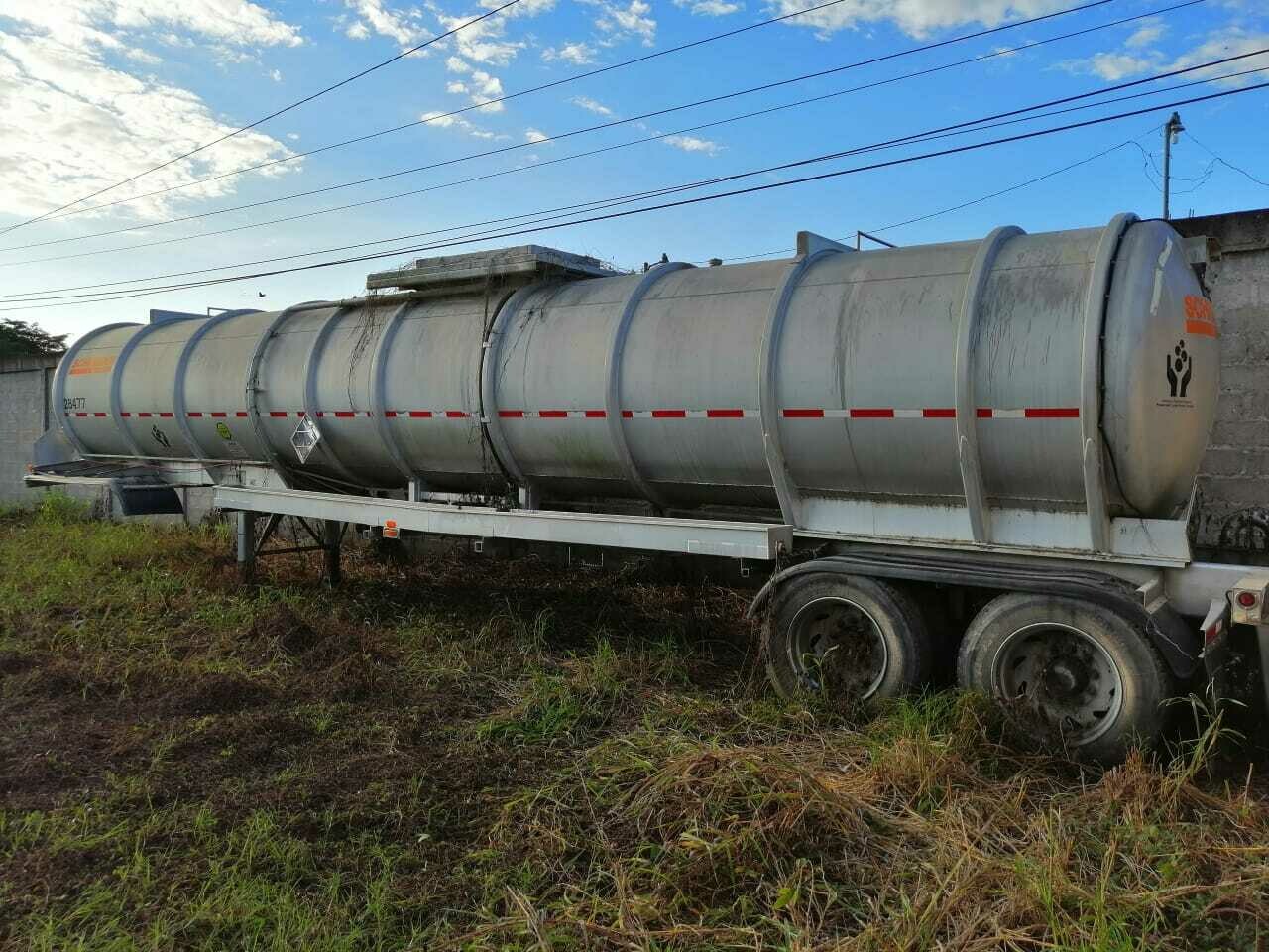 LOTE 881: CISTERNA MARCA: BRENNER. MODELO: DESCONOCIDO. AÑO: 2008. PLACA: RC5070. COLOR: GRIS. VIN: 10BFA82328F0B9957
