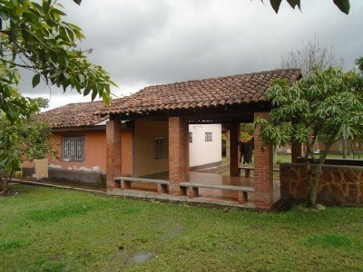 ​LOTE 585:  CASA HABITACIÓN UBICADA EN EL TABLÓN LAS LIMAS BARRIO BRISAS DEL ZAMBRANO