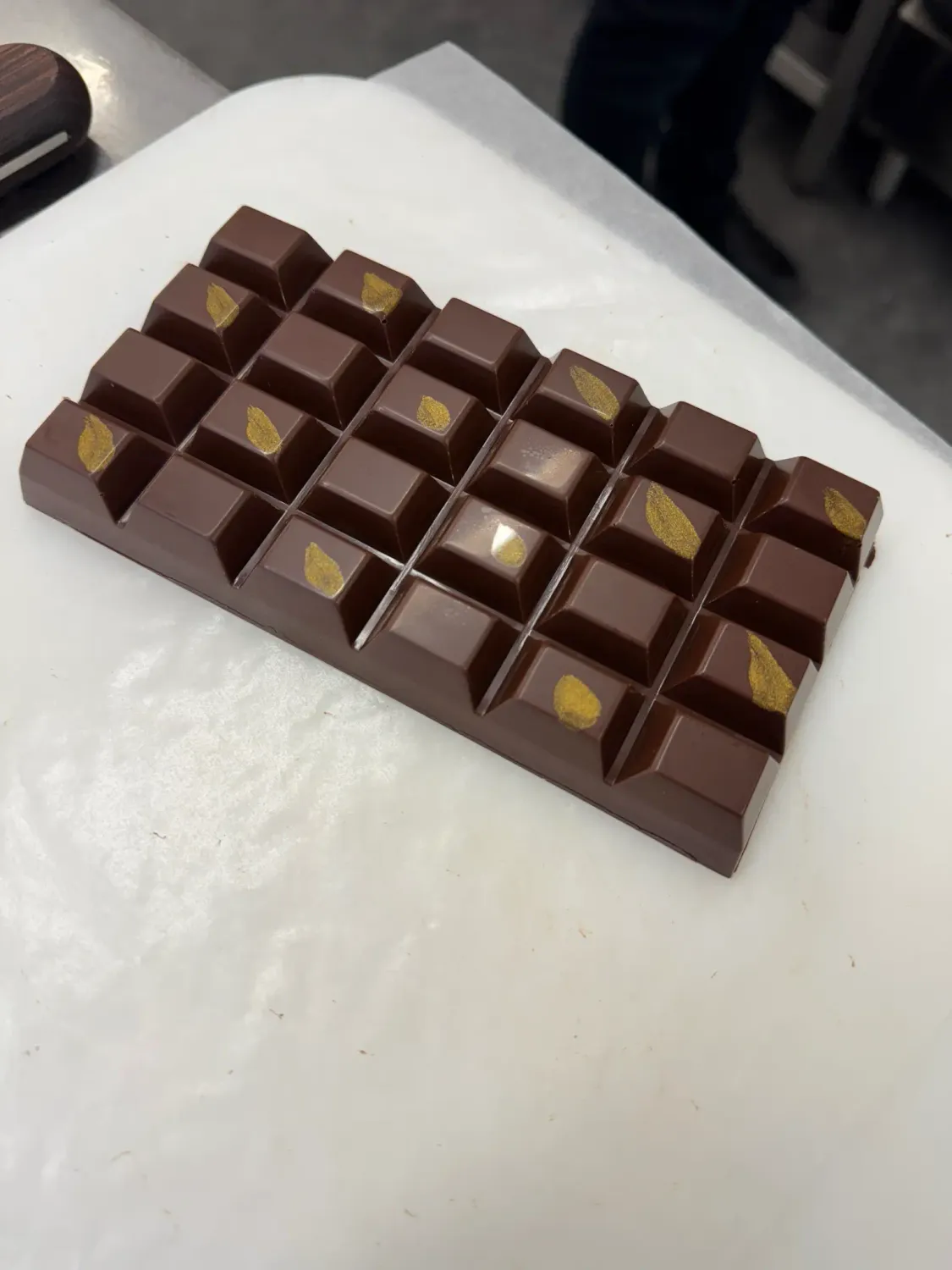 Detailaufnahme der Pistazienfüllung – Dubai Schokolade 220g, ohne Zucker