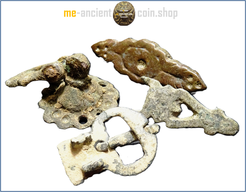 Byzantiine Empire and later periods, Lot of 4 different ancient objects, belt buckle, handle, applications
