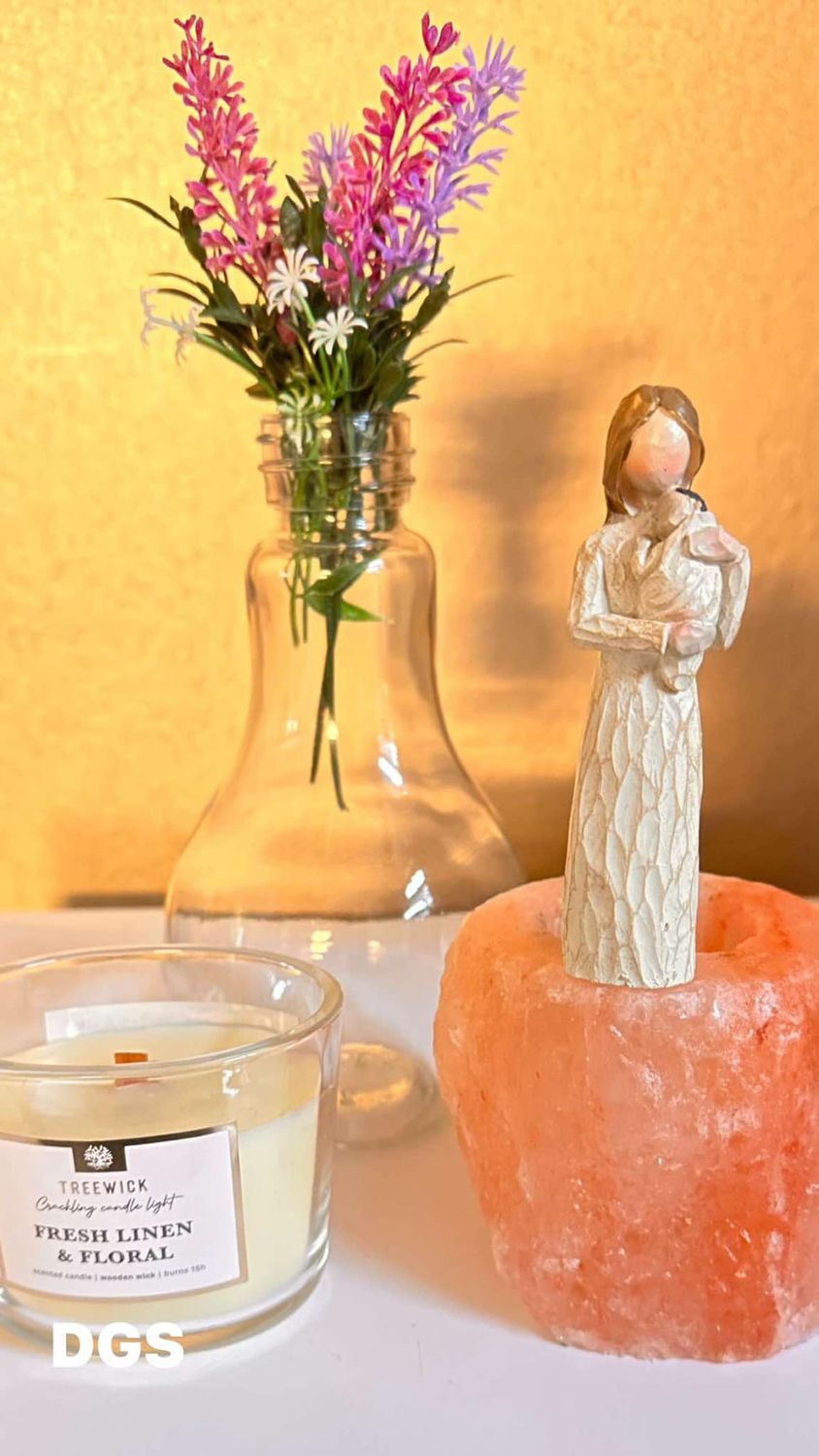 MOEDER MET BABY OP HAAR ARM ZOUTSTEEN WAXINE LICHT