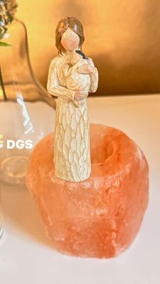 MOEDER MET BABY OP HAAR ARM ZOUTSTEEN WAXINE LICHT