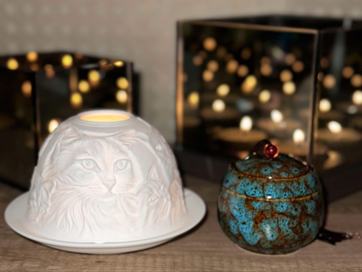 ​Waxinelichthouder &#39;Troostende Katten en Poezen&#39; – Mat Keramiek