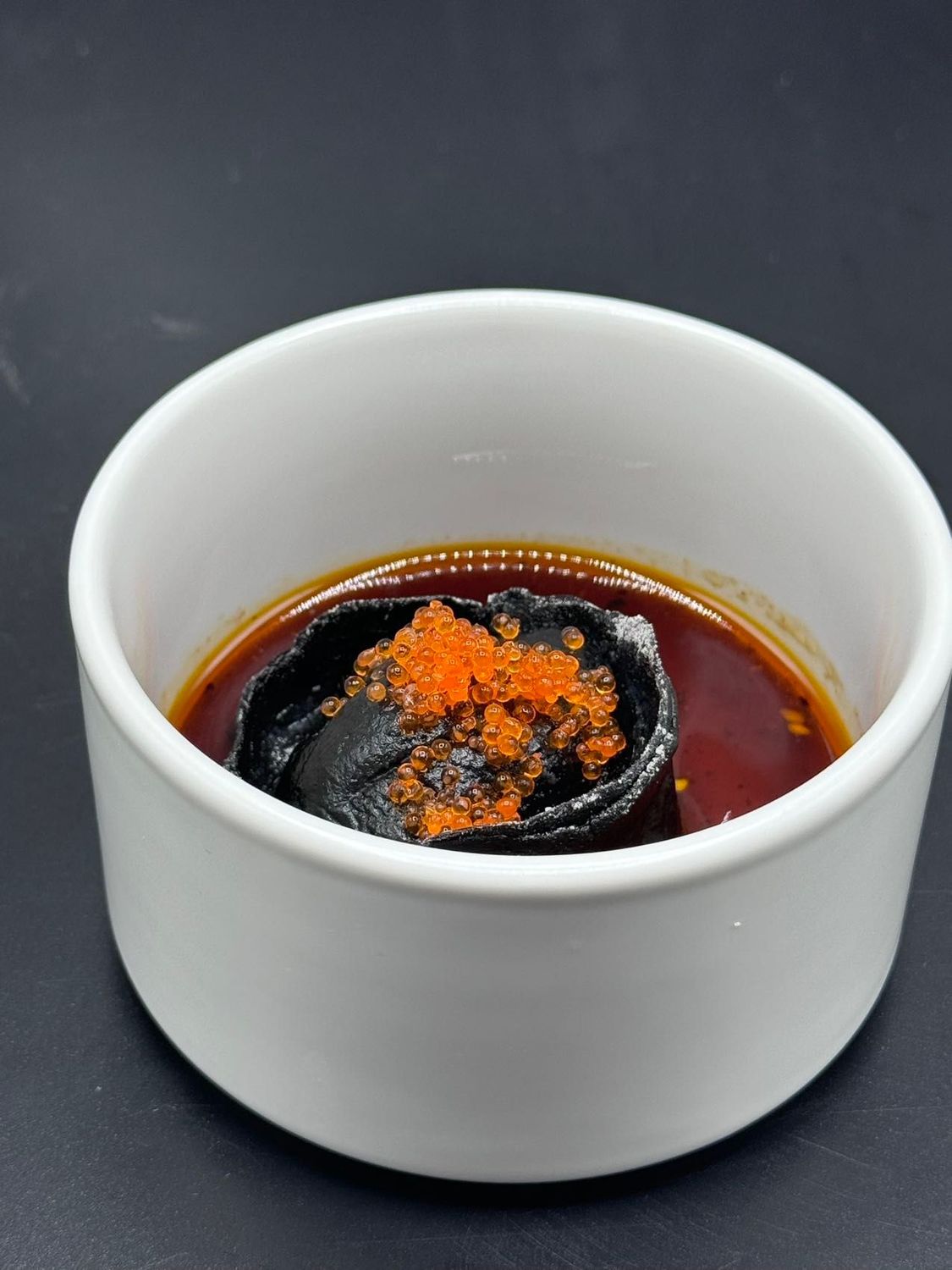 Ravioli di seppia nera al vapore (1pz)