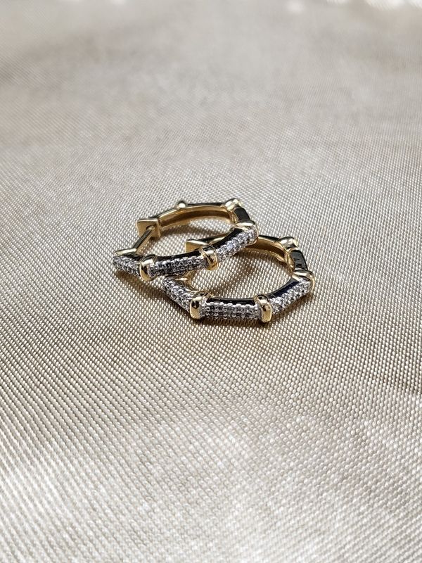 SE323 18KY D-0.11ct / 2.37g