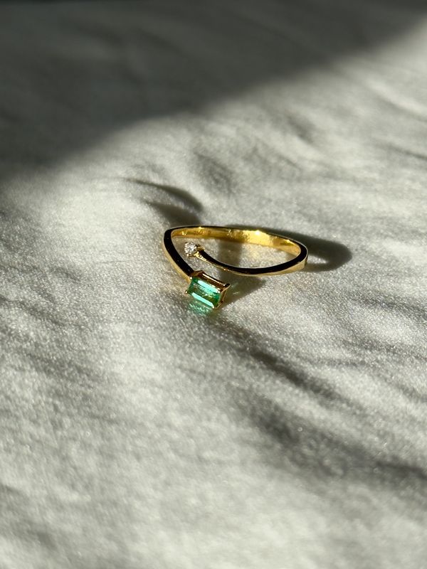 Mini Emerald Twist Ring