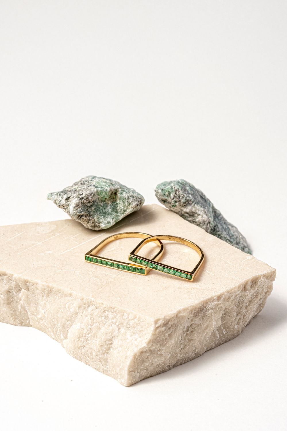 SR571, Colour: 18KY EM-0.33cts/1.3g