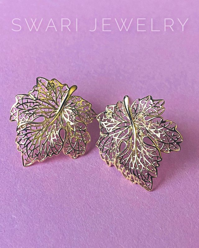 Leaf earrings 18KY -: .17cts/ G: 1.61g