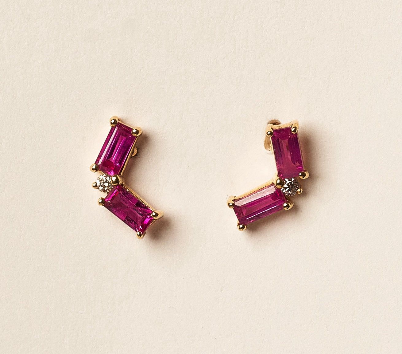 Ruby curve studs 18K -: .03, .72cts/G: 1.64g