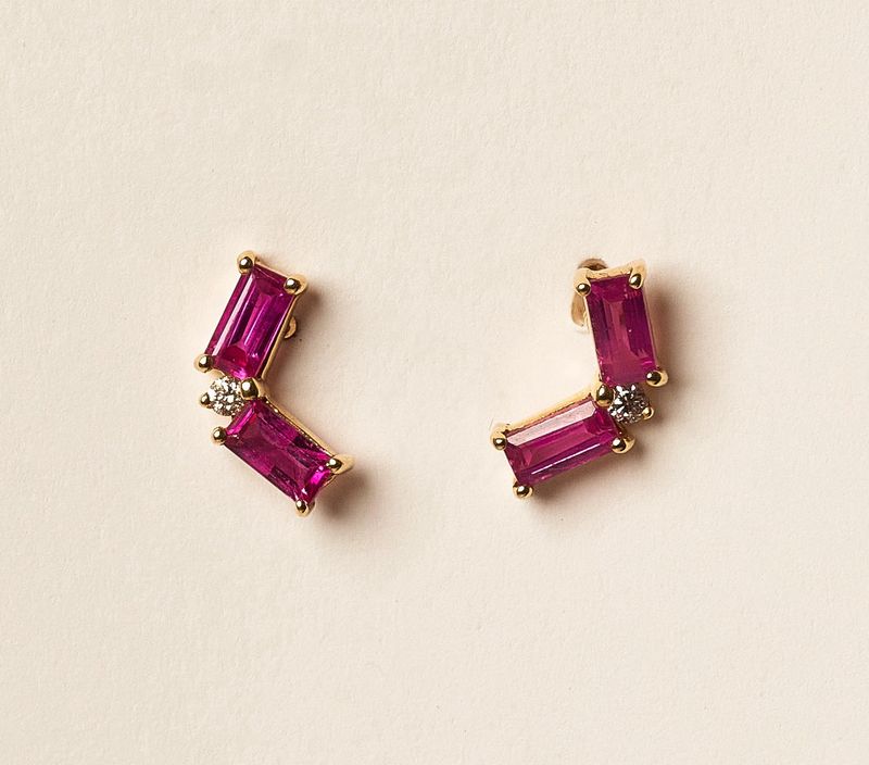 Ruby curve studs 18K -: .03, .72cts/G: 1.64g
