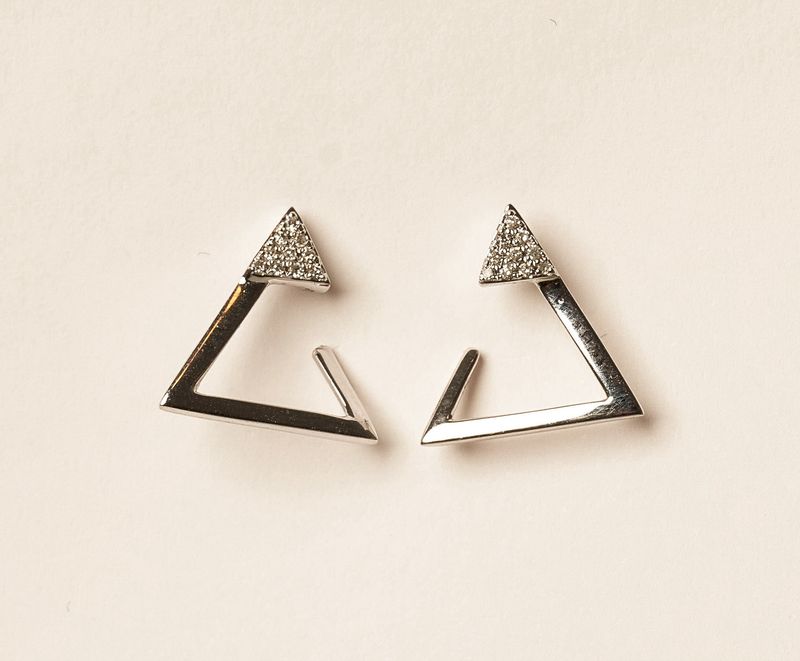 Pave triangle studs 14KW .03cts/1.58g