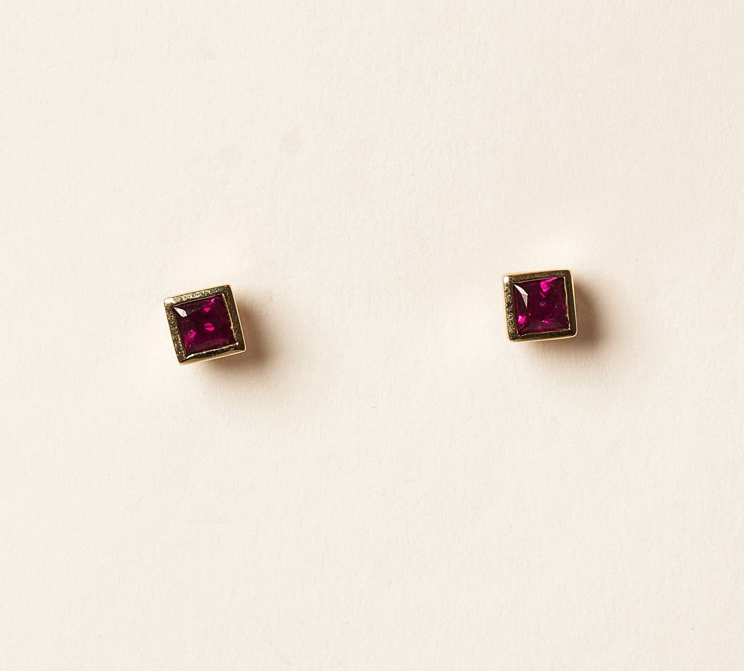 14KYG RUBY ER-: 1.32cts/G: 3.3g