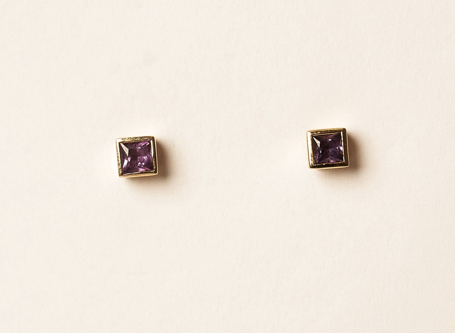 14KYG PINK SAPP ER-: 1.32cts/G: 3.22g