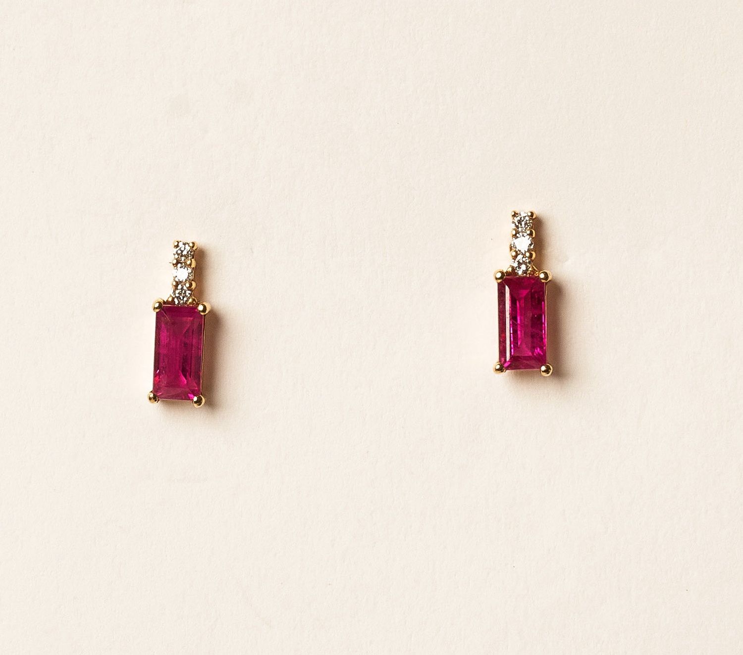 18KYG D, RUBY ER-: .03, .57cts/G: 1.45g