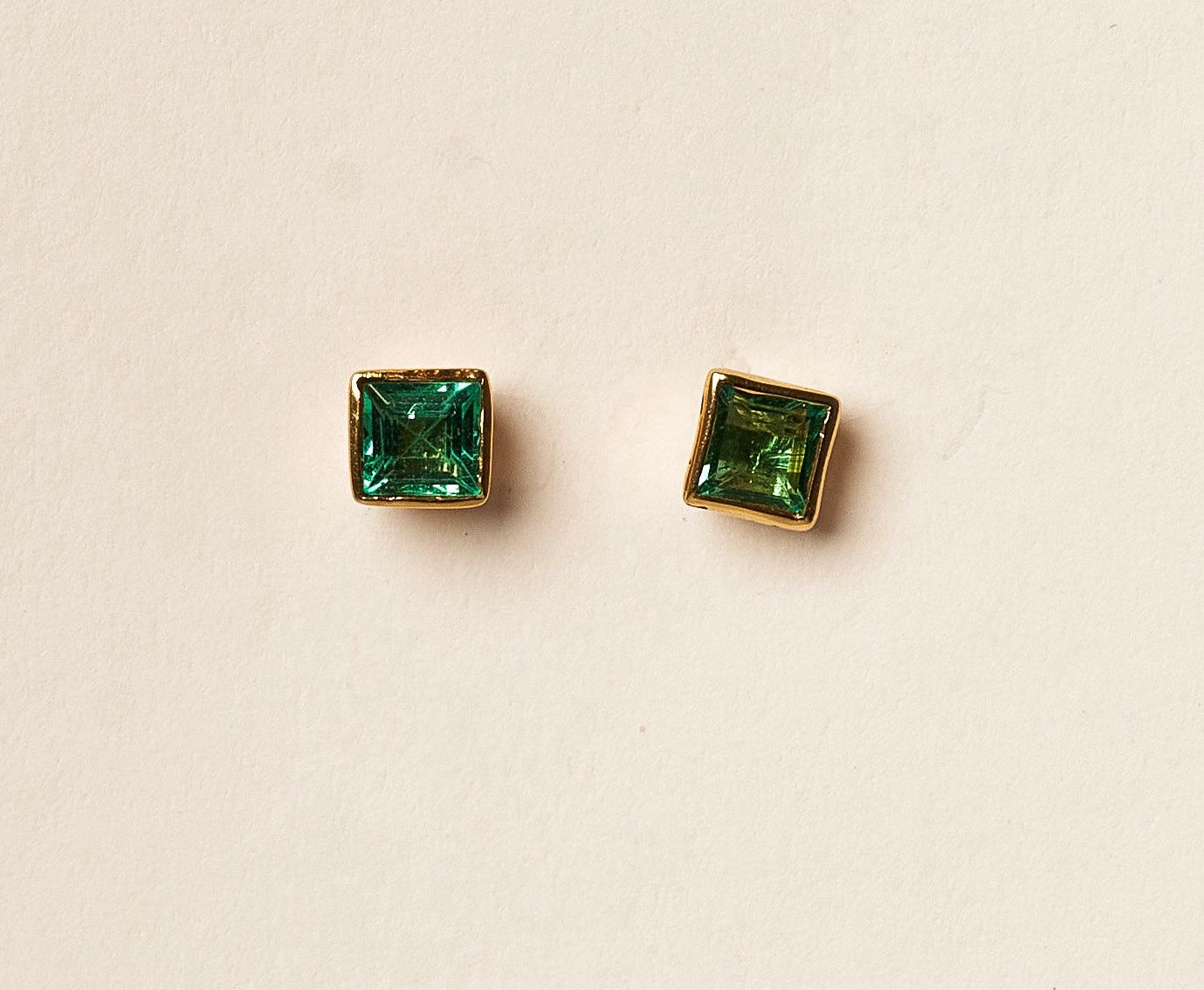 18KYG EMERALD ER-: 0.4cts/G: 1.09g