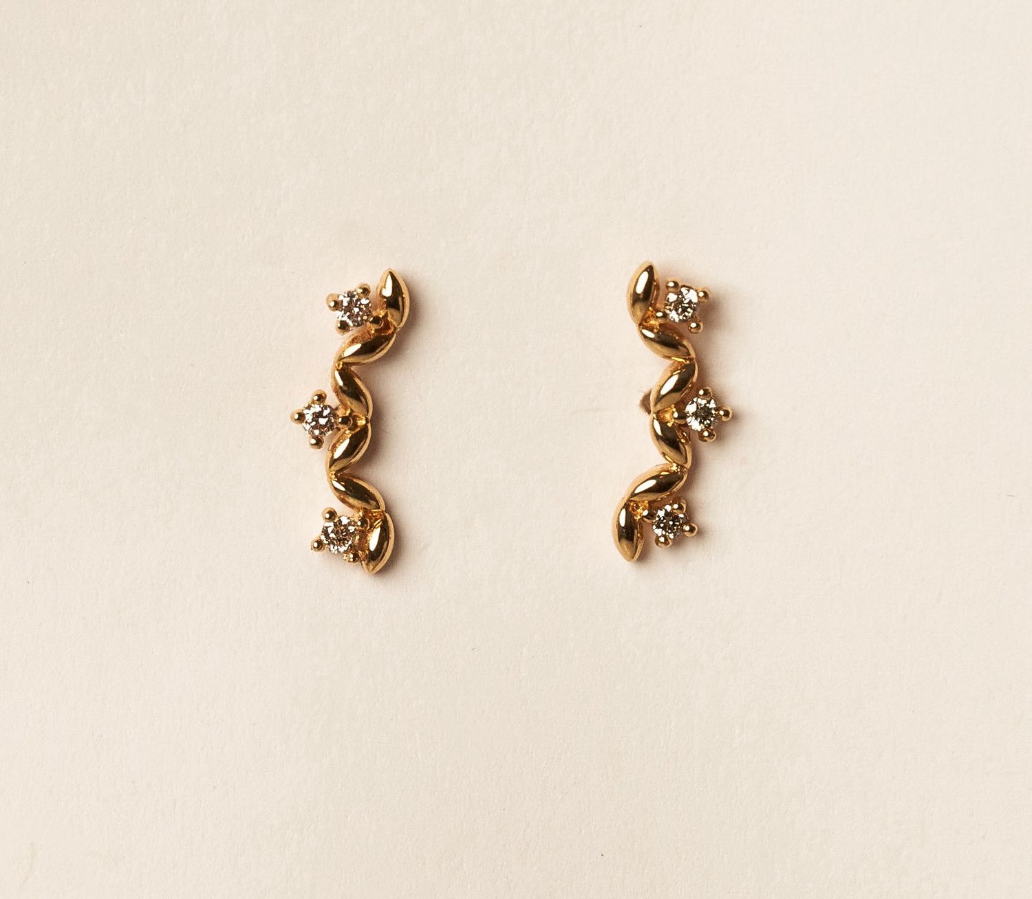 18KY Dia curve studs-.072ct/0.65g