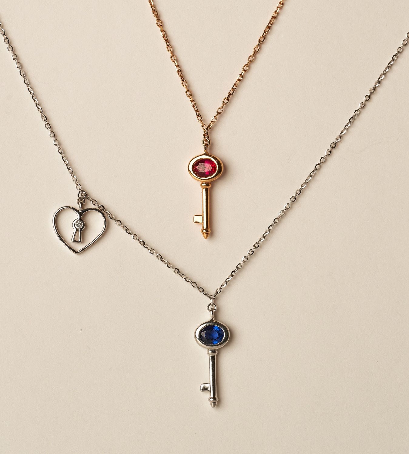 18KW Sapphire Key D:.01 .2cts/1.93g