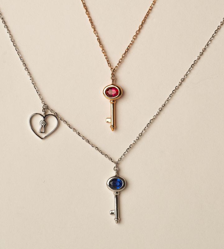 18KW Sapphire Key D:.01 .2cts/1.93g
