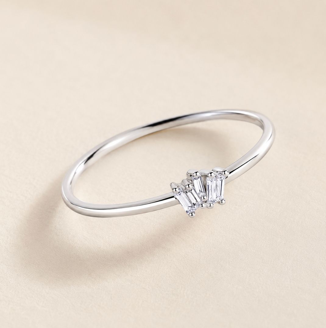 Diamond Trio Ring, Colour: D: 0.12ct/18KW: 0.97g