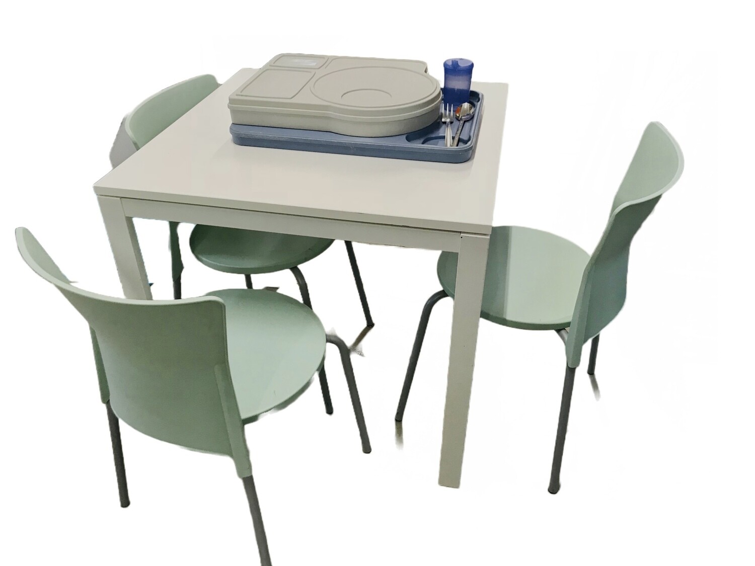 Besuchertisch mit Stühlen und Essentablett