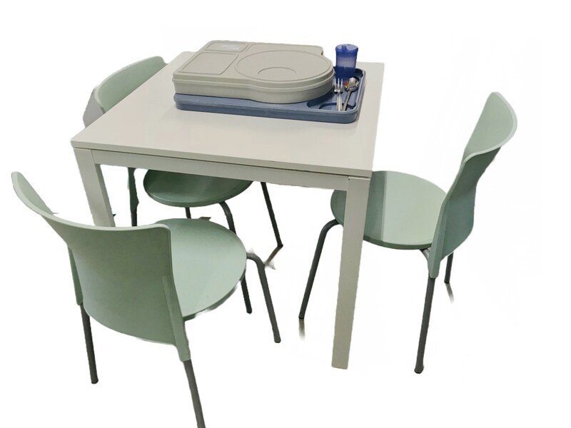 Besuchertisch mit Stühlen und Essentablett