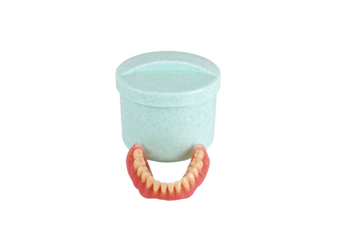 Gebiss (Zahnprothese) mit Becher