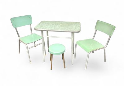 Historische Sitzgruppe mit Tisch