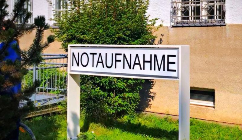 Schild NOTAUFNAHME innenbeleuchtet