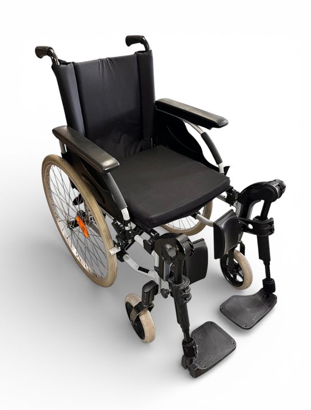 Rollstuhl mit Ausleger